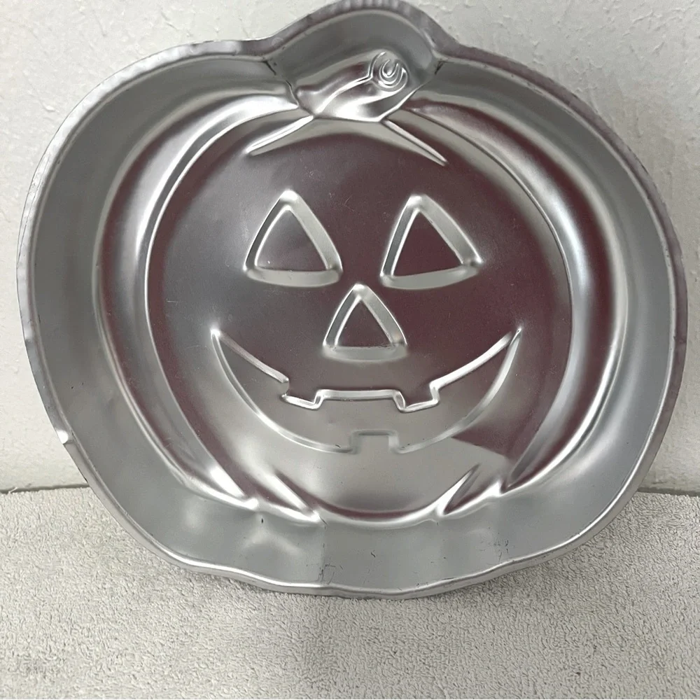 Vintage Wilton Pumpkin Face Cake Pan Mold Jack O Lantern 1981 Holiday Gathering